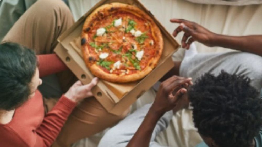 „Bed Rotting”, fenomenul tot mai popular în rândul tinerilor / Generațiile Z și Millennials au tendința de a petrece mult timp în pat mâncând și navigând pe aplicații sau urmărind seriale / Deși considerat o formă de relaxare, acesta are implicații negative asupra sănătății