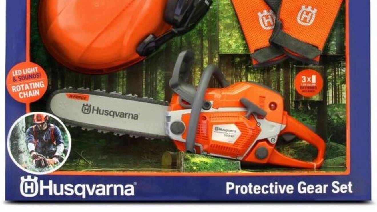 Moda utilajelor și uneltelor transformate în jucării a ajuns și în domeniul agricol/ Reproduceri în miniatură, dar fidele, de tractoare și mașini agricole sau de unelte pentru grădinărit ajută copiii să-și găsească pasiunea