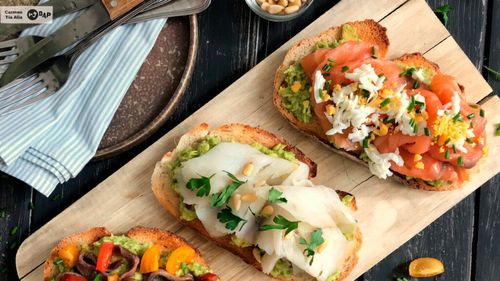 Trei bruschette cu avocado și pește pentru un mic dejun lejer, în așteptarea mesei festive de Paște