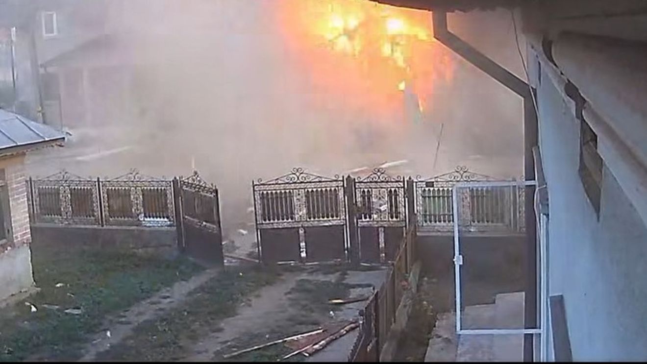 VIDEO | Explozie puternică urmată de incendiu într-un magazin din Dâmbovița / Momentul, surprins de o cameră de supraveghere