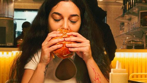 De ce mâncăm dulce când suntem stresați? Un nou studiu arată că mâncatul pe fond de stres crește pofta de dulciuri / Mai mulți experți explică modul în care putem opri acest cerc vicios