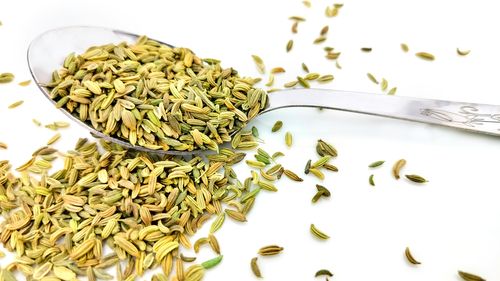 O linguriță pe zi din aceste semințe pot elimina constipația și balonările. Cum să introduci în dieta de zi cu zi semințele de fenicul. Ceai împotriva constipației, cu efect garantat