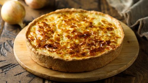 Tartă quiche cu ceapă și smântână. O idee de cină, bună și la prânz, mai ales la pachet