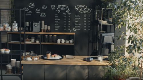 INTERVIU | Ce înseamnă să deschizi o cafenea de specialitate: de la aparate și cafea, până la oameni și training / Barista: „Nu e doar despre cafea bună, ci despre tot sistemul din spate”