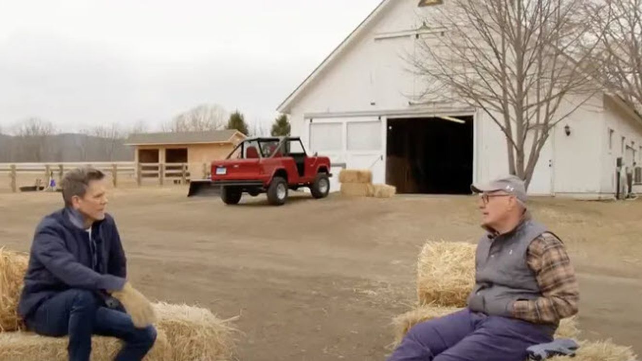 VIDEO Kevin Bacon, star la Hollywood, rămas sărac după un mare scandal financiar, s-a retras la o fermă din Connecticut/ Crește capre și gătește cu legume și fructe din propria grădină/ Niciodată nu consumă carne de capră, pentru că este îndrăgostit de aceste animale