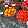 FOTO | „Roșiile gustoase” românești se vând cu 35 de lei kilogramul în București. Cât costă cireșele și caisele