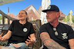 FOTO-VIDEO | Un cuplu care s-a cunoscut în Indonezia a transformat o casă veche din Cisnădioara într-o pensiune cu mâncare tradițională, artă și muzică: „Facem ceea ce am învățat petrecând timp pe lângă bunicile, mamele și mătușile noastre”