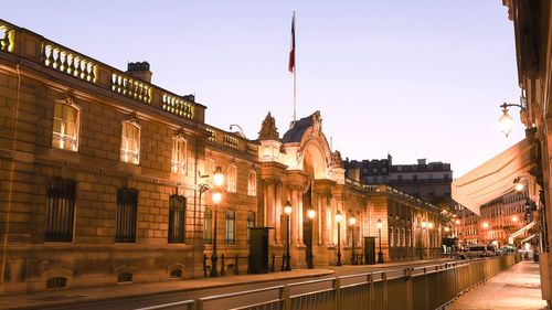 Zeci de piese de porțelan furate de la Palatul Elysee. Făptașul este chiar majordomul prezidențial / A fost ajutat de un angajat la Muzeul Luvru