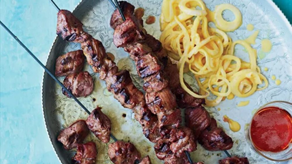 Ai rămas cu carne de miel în congelator după Paște? 1 Mai e momentul perfect să o transformi într-un festin / Frigărui de miel cu ceapă în sos de muștar, rețetă reinterpretată de Sean Brock