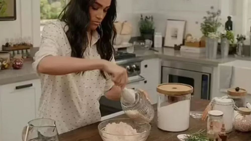Dacă rețetele culinare ale lui Megan Markle au stârnit doar dezbateri după difuzarea serialului pe Netflix, rețeta de săruri naturale de baie o aduce pe ducesă în pragul unui proces
