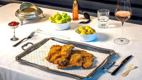 VIDEO | Șnițelul care costă cât facturile pe o lună/ 395 de euro trebuie să scoți din buzunar dacă vrei să testezi „cel mai de lux” preparat tradițional din Viena 