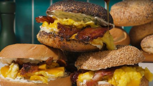 Sandvișul Bee Sting, micul dejun care combină dulcele, picantul și săratul într-un singur bagel / Inspirat dintr-o rețetă devenită celebră în New Jersey, transformă ingrediente clasice într-o experiență intensă de gust