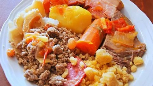 Kig ha farz, o mâncare tradițională din Bretagne. Este un fel unic alcătuit din carne cu legume și un preparat foarte original din făină de hrișcă