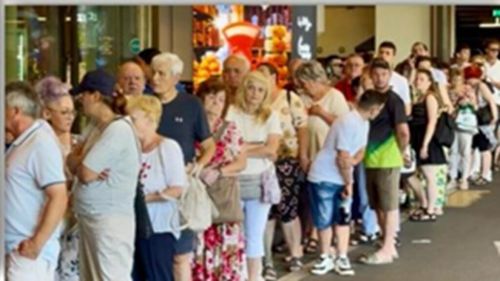 Îmbulzeală la deschiderea unui magazin din București după anunțarea unor reduceri de până la 90%. O femeie a avut nevoie de îngrijiri medicale