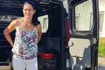 FOTO – VIDEO | Din livezile bunicilor, într-un magazin bazat pe încredere / Povestea unei familii din Tăuții Măgherăuși care își lasă fructele la autoservire / Raluca Cioci: „Lumea vede ce fructe am, își alege ce dorește și pune banii în cutiuță”