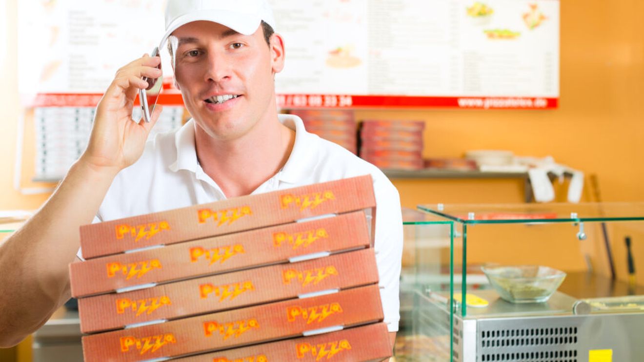 „Angajez exclusiv bărbați”. Anunțul pizzeriei fostului prezentator MasterChef a stârnit controverse. De ce vrea echipa formată doar din tineri între 18 și 25 de ani