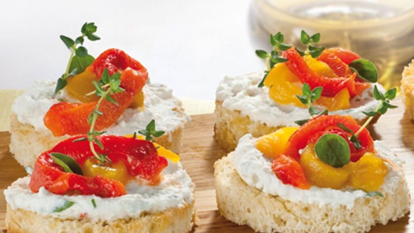 Un mic dejun colorat și savuros din pâine prăjită cu ardei copți dulce-acrișori și cremă de brânză feta