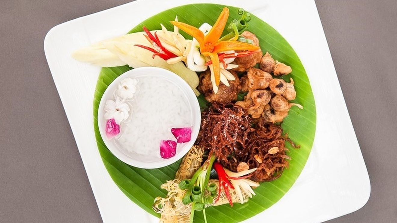 Mâncarea tradițională de orez din Tailanda cu care localnicii se răcoresc de Anul nou budist, în aprilie