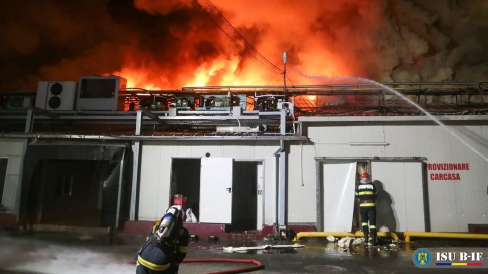 Incendiul de la depozitul Antrefrig a fost stins / Focul a pornit de marți seară și s-a extins pe mai mult de 7.000 de metri pătrați