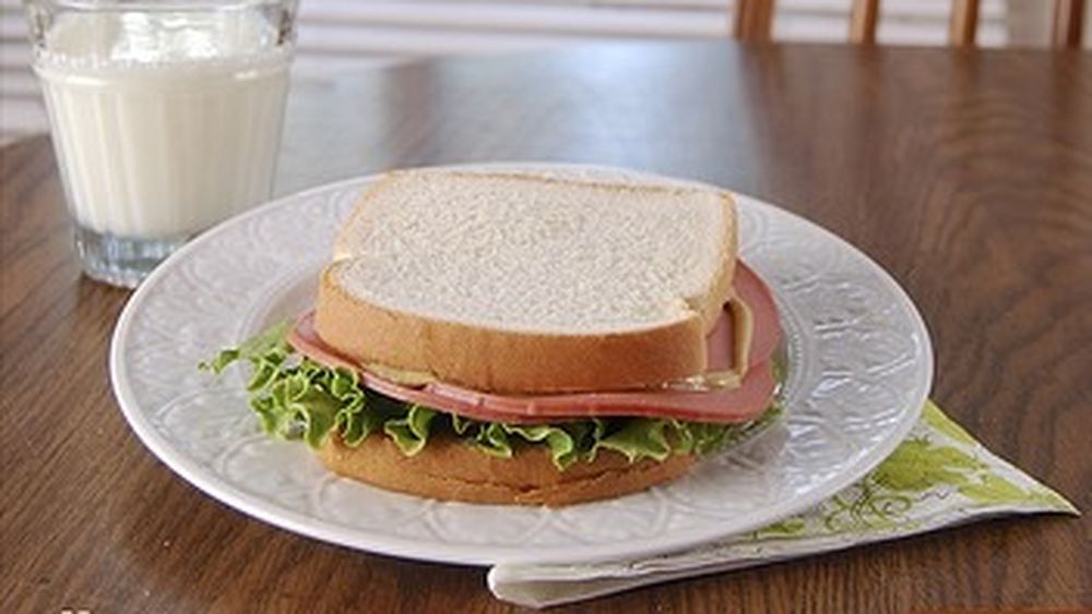 Studiu InfoCons: Parizer cu carne de pasăre cu până la 10 E-uri și 5 grame de zaharuri