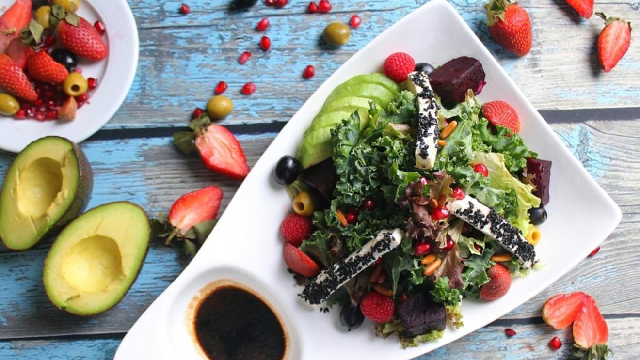 Cele mai bune cinci tipuri de alimente care te pot ajuta să-ți reglezi hipertensiunea arterială/Mănâncă patru porții de fructe și legume pe zi, cereale integrale, nuci și semințe, dacă vrei ca inima ta să fie bine