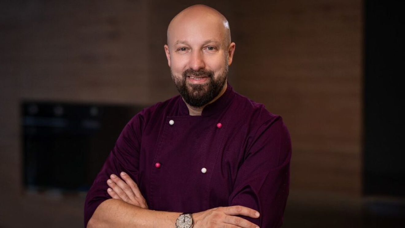 Chef Alex Cîrțu: „Totul se poate refolosi. Nu ai nevoie de echipamente scumpe ca să eviți risipa în bucătărie. Ai nevoie doar de o schimbare de perspectivă: ingredientele nu sunt resturi, ci resurse”