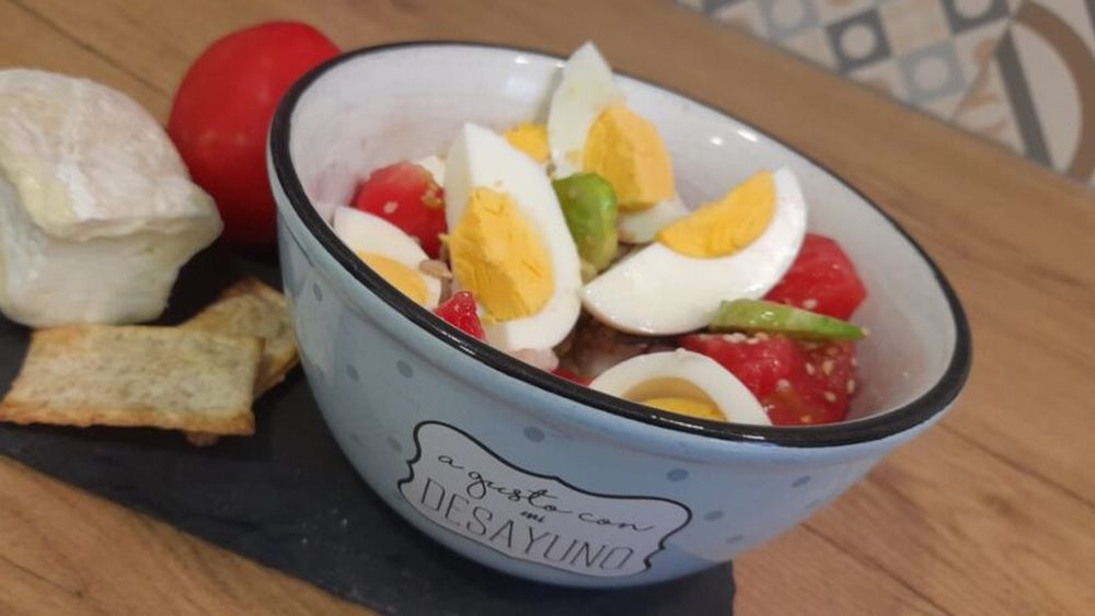 Mic dejun cu proteine și legume din belșug. Începe ziua cu o salată revigorantă