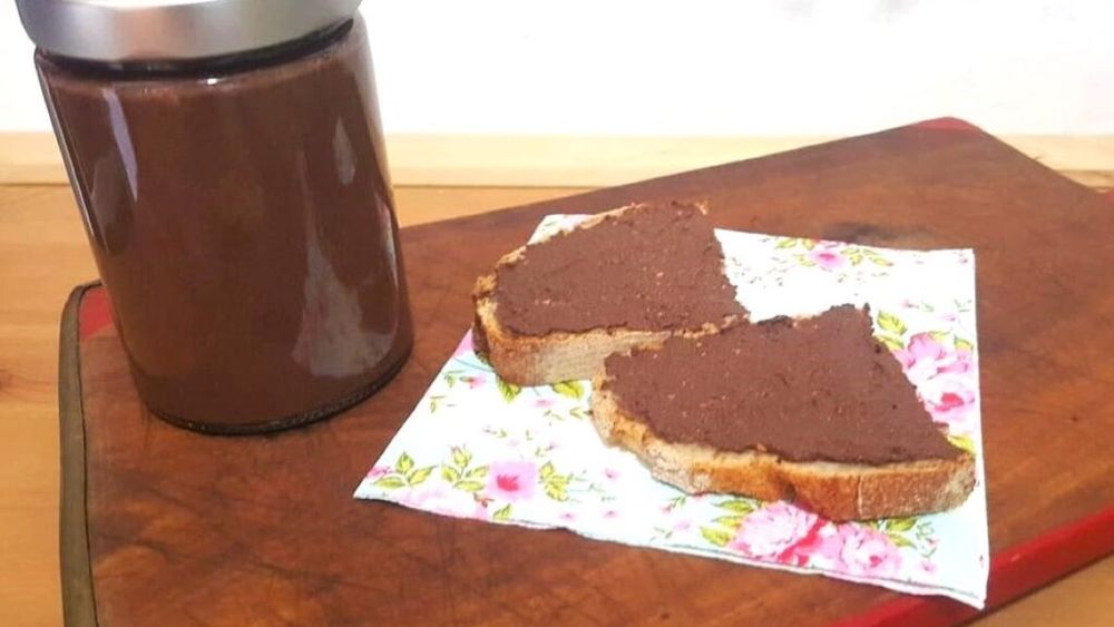 Am încercat să prepar o cremă în stil Nutella din ingrediente mai sănătoase, exclusiv vegetale: o bază de boabe de năut, cacao, banane, unt de arahide, miere, făină de migdale. Iată ce a ieșit