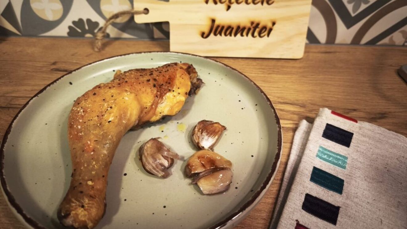 Rețetele Juanitei | Pulpe de pui cu vin și usturoi, prânzul special pe care îl prepari în 5 minute/ Pui tava în cuptor și ai terminat cu gătitul (FOTO)