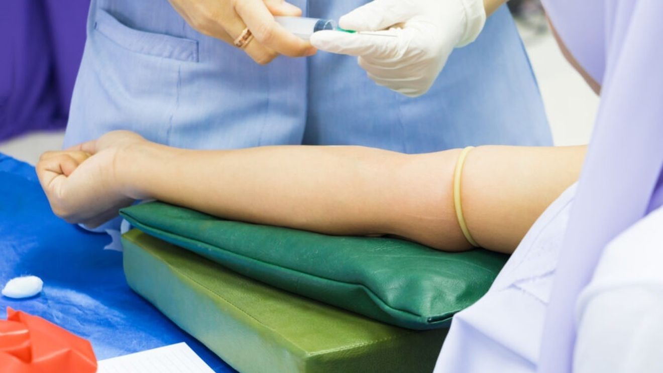 Miniștrii Mediului din UE își fac teste de sânge pentru a depista substanțe chimice permanente / UE se pregătește să elimine treptat substanțele chimice nocive care au ajuns în majoritatea corpurilor umane