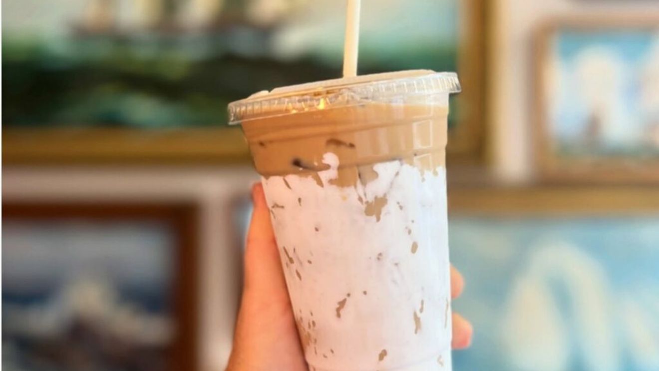 VIDEO | Fluffy Seagull Latte, băutura cu bezea și unt de arahide care transformă cafeaua într-un desert spectaculos, inspirat din tradițiile din Massachusetts / Băutura, poreclită „Pescărușul Pufos”, a devenit virală online