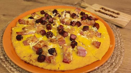 VIDEO FOTO | Rețetele Juanitei | Pizza cu blat de mămăligă/ Îi putem pune ingrediente brânză, slană și ou sau șuncă, ciuperci și roșii/ Variante pentru toate gusturile