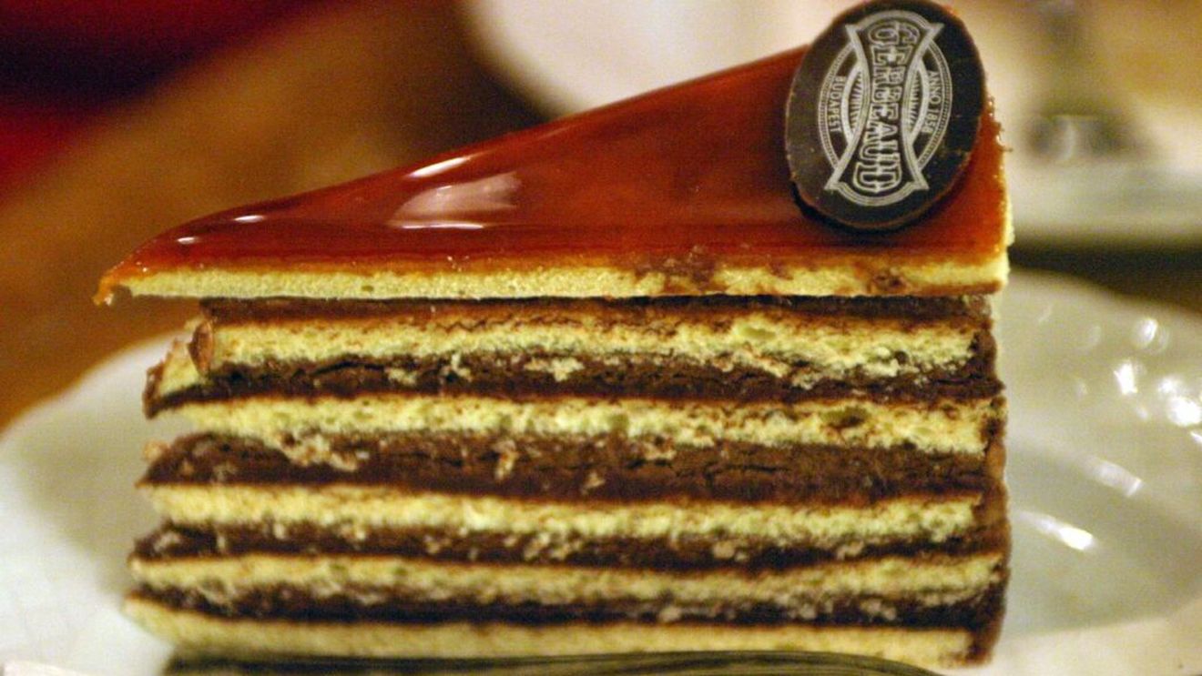 VIDEO: Povestea tortului Doboș, una din cele mai cunoscute prăjituri din cofetăriile României. Reţeta originală a fost creată în 1884 de un cofetar maghiar