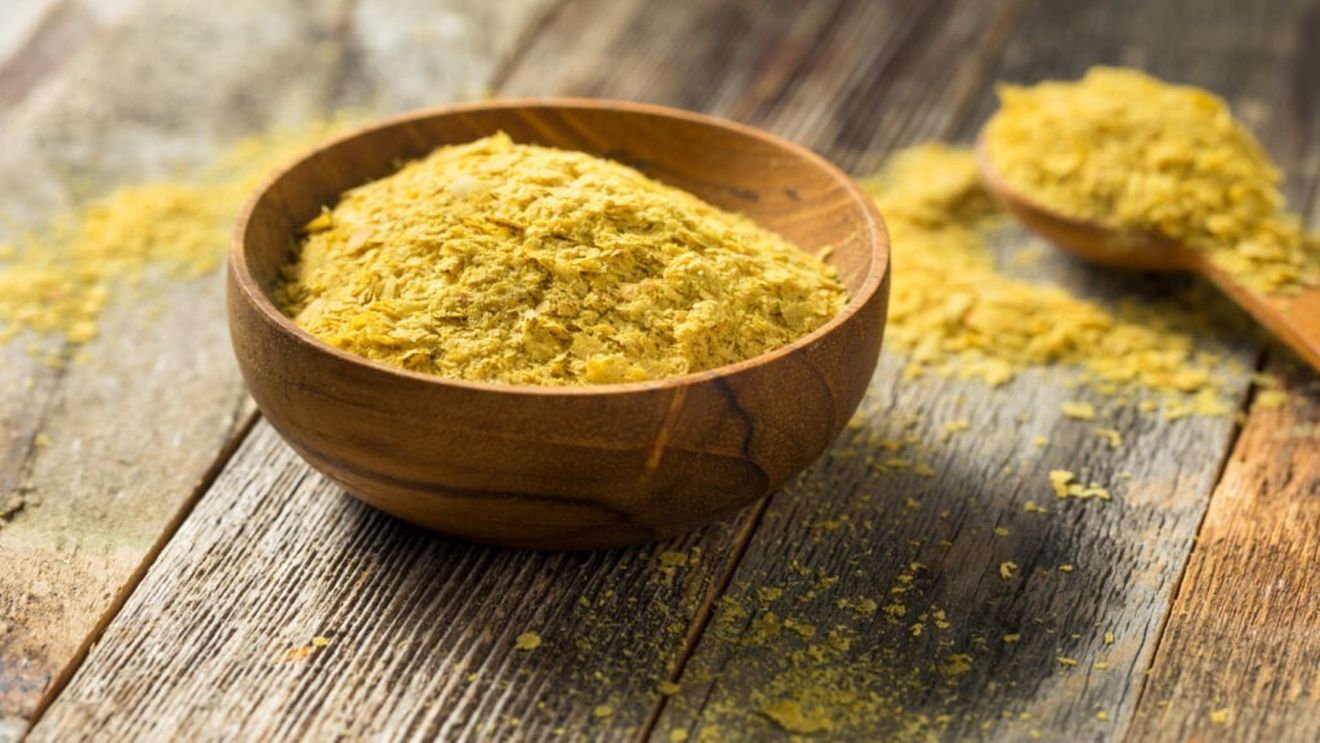 Parmezan vegan sau „nooch”: condimentul care aduce proteine, vitamine și gust de brânză / Fulgii de drojdie inactivă pot transforma mesele obișnuite în surse de nutrienți esențiali