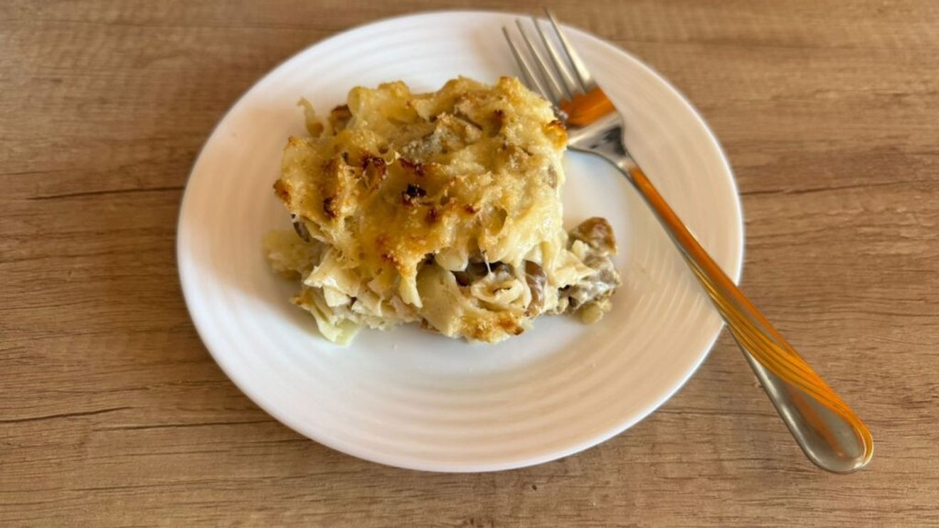 Paste la cuptor cu pui, ciuperci și sos de smântână / O rețetă anti-risipă, ușoară, gătită cu carnea rămasă de la cină
