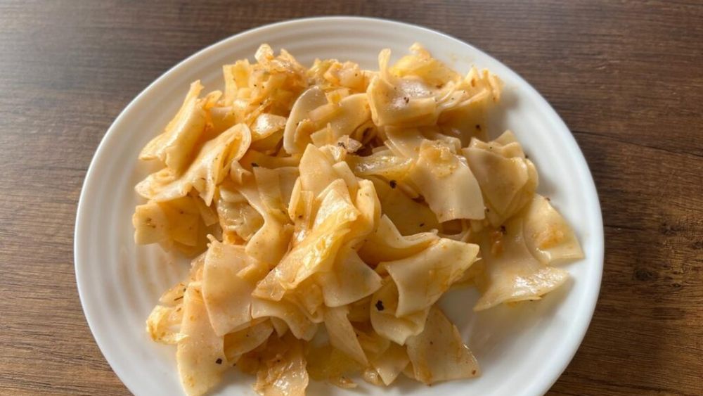 Rețeta tradițională de tăiței cu varză / Un preparat rapid, sățios și plin de savoare, perfect pentru orice masă / Rețeta poate fi preparată de post, folosind paste fără ou