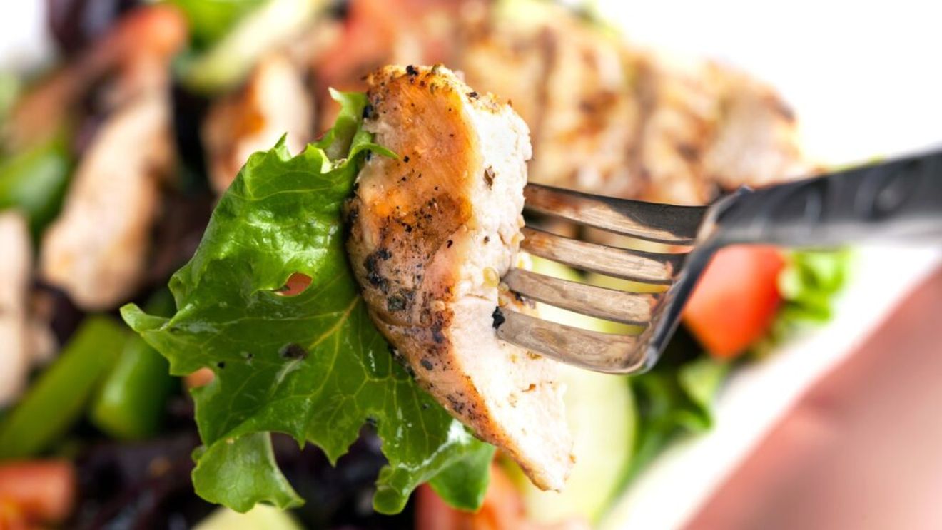 Cina perfectă dacă vrei să fii în deficit caloric: Salata caldă cu piept de pui, legume coapte și dressing de iaurt