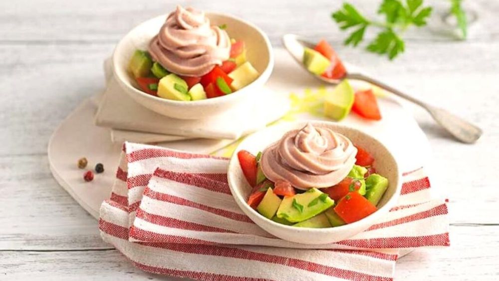 Platouri reci reinventate cu ton pentru Revelion. Fie că e mousse pentru tartine, fie în salate cu paste sau cartofi, fie roșii umplute, se pot prepara toate dinainte și ține la rece