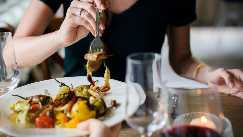 Este mai bine să mâncăm cina mai devreme iarna? De ce ora mesei contează mai mult decât credem / Este afectat somnul, greutatea și starea de spirit