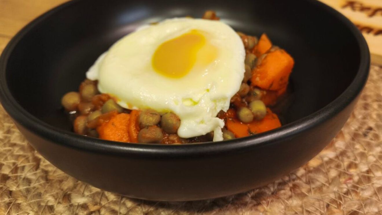 VIDEO FOTO | Rețetele Juanitei | Mazăre cu cartofi, morcovi și ou, un prânz de Lăsata Secului cu care facem trecerea spre postul Crăciunului