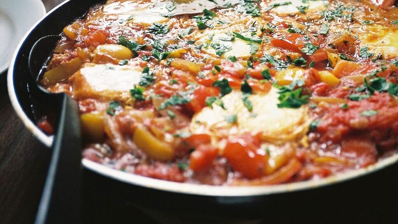 Mic dejun picant și rafinat: Ouă „Spicy Bloody Mary” cu crutoane crocante, o rețetă inspirată de celebrul cocktail