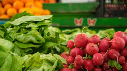 VIDEO | Un kilogram de roșii se vinde mai scump decât carnea, în unele piețe din București / Prețurile legumelor și fructelor, în creștere