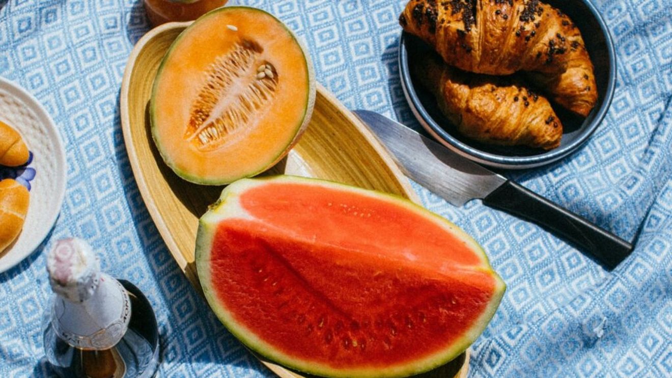 Beneficiile pepenilor, dezvăluite de nutriționiștii de la Mayo Clinic / Câte calorii are fiecare tip de pepene și cum poți pregăti o salată delicioasă cu pepene