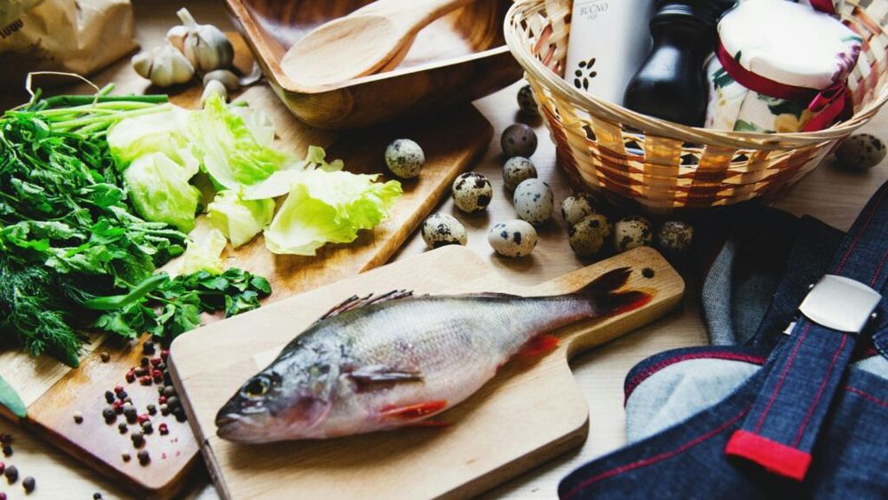 Există alimente care îți pot feri inima de boli/Ideal este să mănânci cinci porții de fructe și legume pe zi, carbohidrați și grăsimi puține și doar carne slabă și somon, ton sau macrou