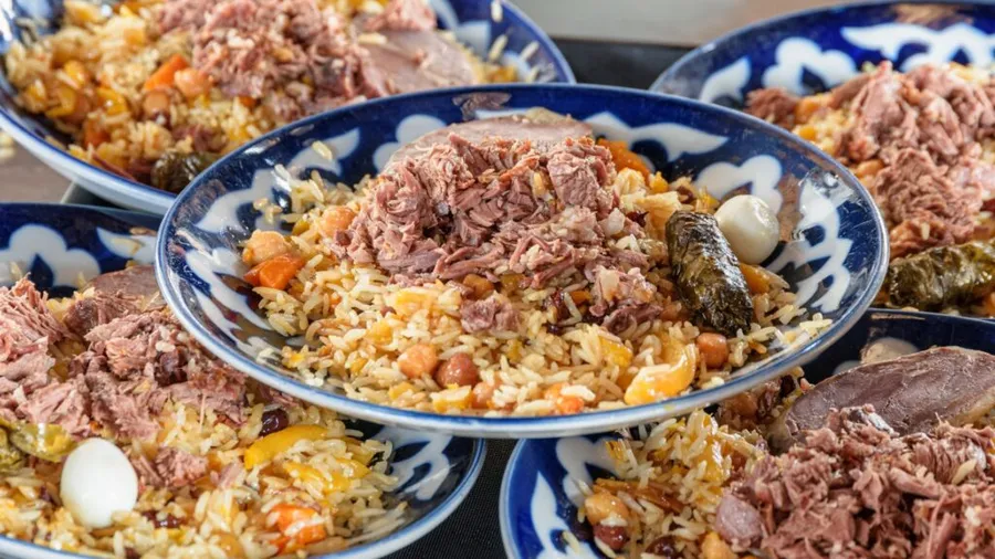 uzbekistan-bucatarie-uzbeca-drumul-matasii-stamp-on-the-passport-roxana-grigorescu-costin-nicolae-plov-non-shashlik-somsa-lagman-gastronomie-internationala-calatorii-culinare-asia-centrala-samarkand-bukhara-taskent-street-food-traditii-culinare-destinatii-gastronomice-turism-gastronomic
