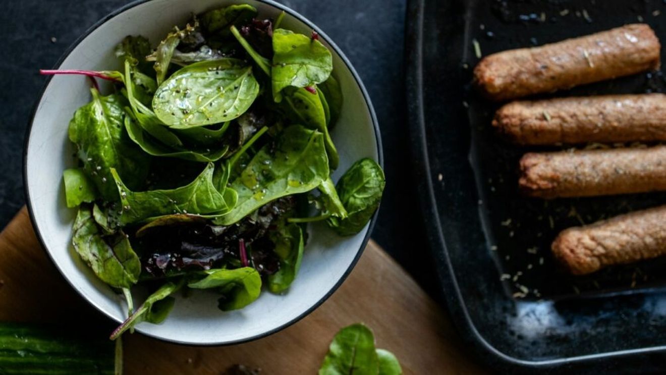 Cum să profiți de pâinea veche, verdețuri rămase prin frigider și apa de la fasolea sau lintea fiartă: „Cârnați” vegetarieni făcuți rapid 