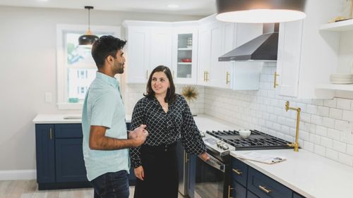 Cum te poate ajuta reamenajarea bucătăriei să SLĂBEȘTI / Cercetătorii de la Universitatea Cornell au descoperit cum putem scăpa de „mâncatul fără să ne dăm seama”