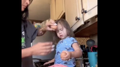 Amendă de 1.800 de euro pentru o mamă din Suedia care a spart un ou de capul fiicei sale / Totul a pornit de la o „provocare” pe TikTok