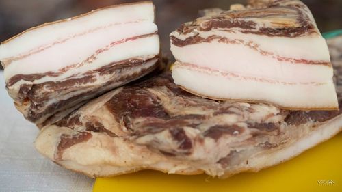 Sălaj: Slănina, vedeta unui festival desfăşurat la pivniţele de vin din Şamşud/ Mircea Groza, expert în gastronomie tradiționala: „Clisa este un aliment de bază”