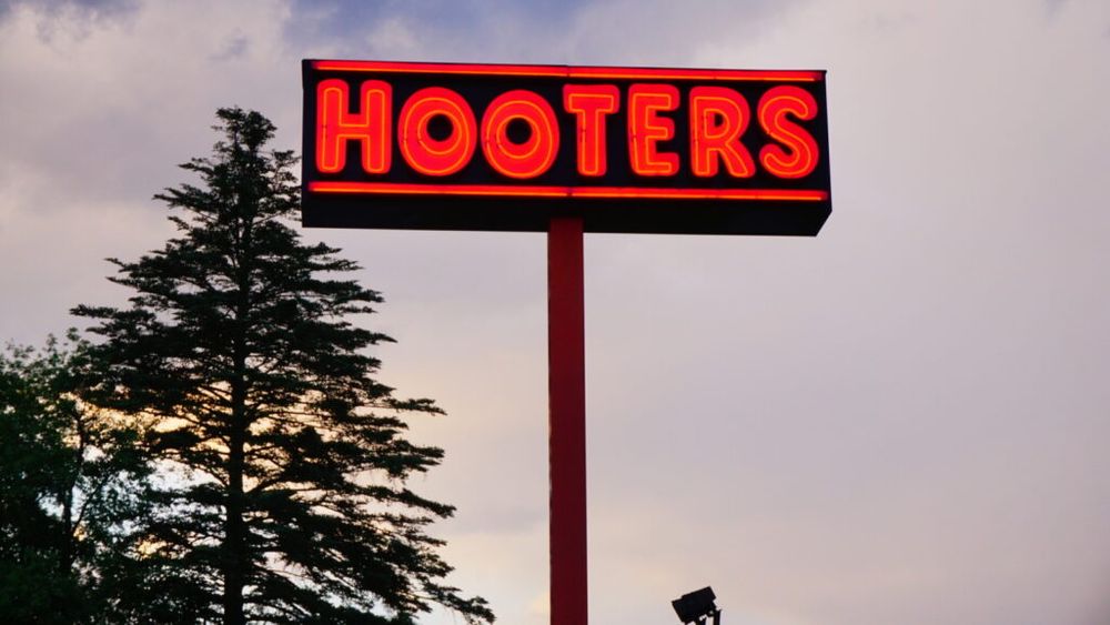Hooters, celebrul lanț de restaurante american, a depus cerere de faliment / Cu toate acestea, brandul, care există de decenii, nu va dispărea